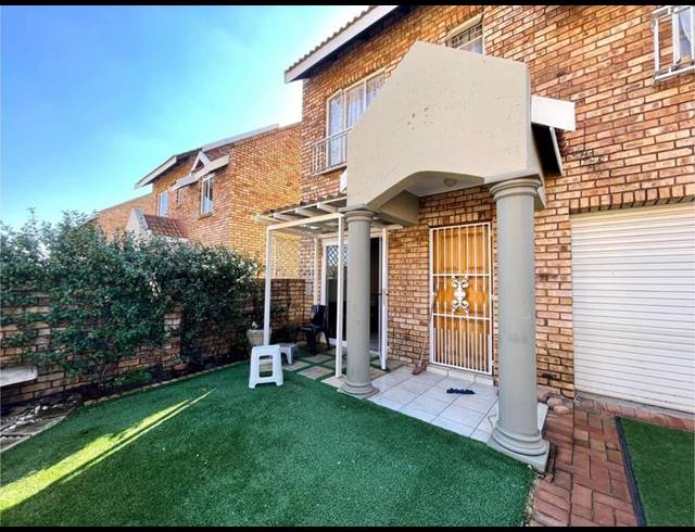 3 BEDROOM TOWNHOUSE FOR SALE IN BAILLIE PARK